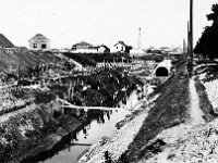 Regulacija potoka Medveščak na Kanalu 1930. godine  Potok Medveščak izvire povrh Kraljičina zdenca.Potok Medveščak u svojoj prošlosti je tekao kroz Ksaversku dolinu, Medvedgradskom ulicom, zapadnom stranom Tkalčićeve (nekad zvane Potok) i ulicom Pod zidom. Nastavljao je iza cijelog niza kuća sa sjeverne strane Jelačićeva trga, zatim je tekao prema istoku prelazeći Bakačevu ulicu, između kuća u Vlaškoj pa sve do Jurišićeve. Dalje je tekao sjevernom stranom Jurišićeve, između Palmotićeve i Draškovićeve, da bi zatim skretao prema jugoistoku, kroz Sajmište i Ulicu Franje Račkoga preko Krešimirova trga i Držićeve do Radničke ceste, nastavljajući ravnicom između polja i vrtova do ulijevanja u Savu na Žitnjaku. Sva spomenuta mjesta i ulice u to su se vrijeme drugačije nazivala, ovo su, naravno, novija imena.